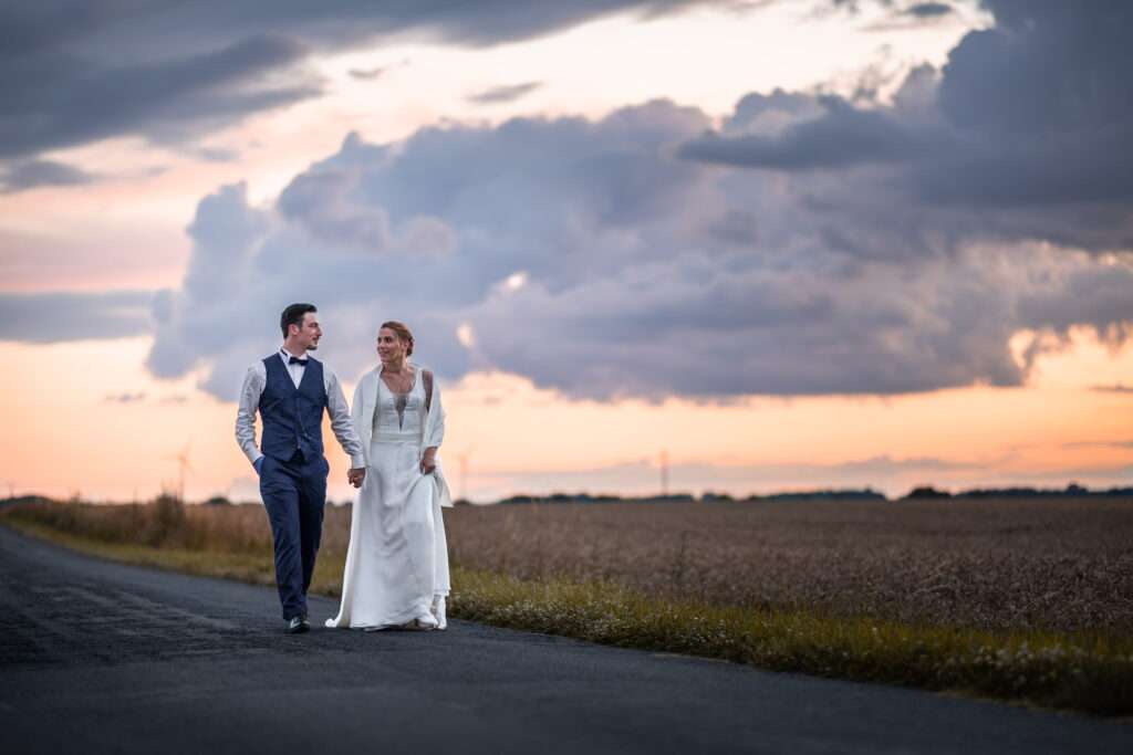 Séance photo de couple de mariés au coucher de soleil