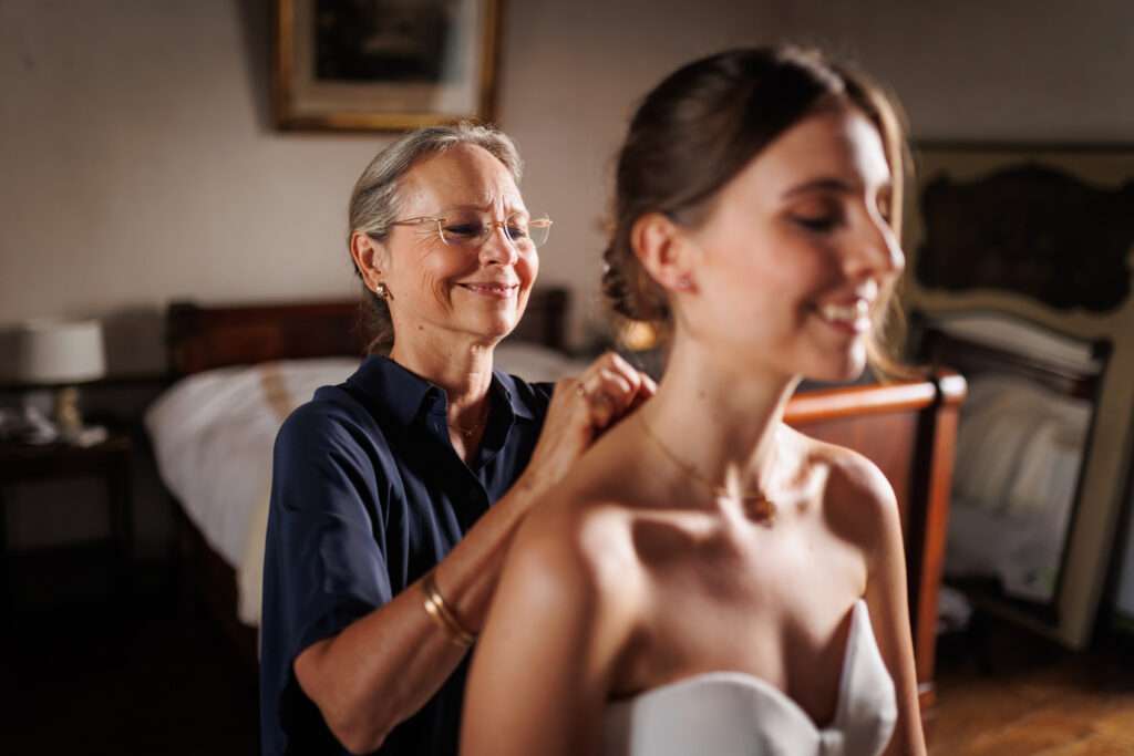 Préparatifs de la mariée avec sa mère