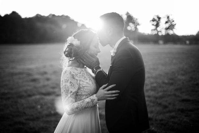 Séance photo de couple de marié en noir et blanc