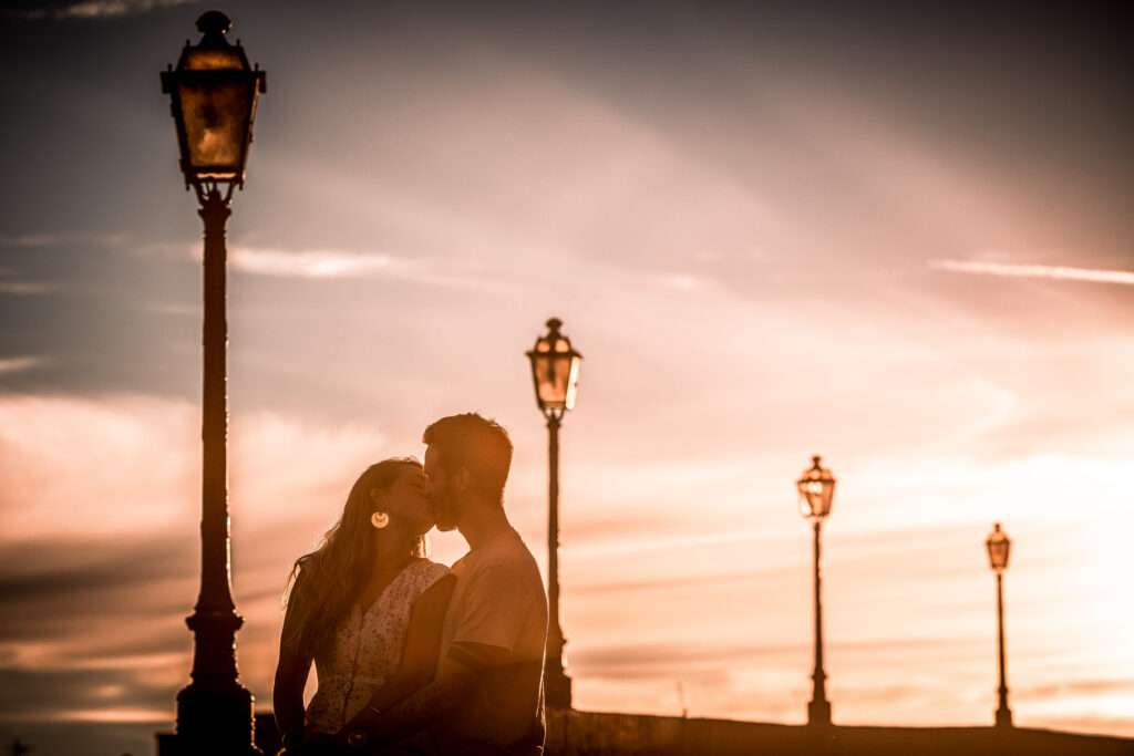 Photo de couple au coucher de soleil