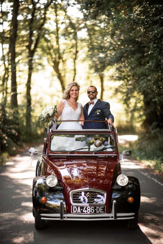 Mariés dans leur 2CV