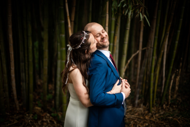 Photo de couple devant des bambous