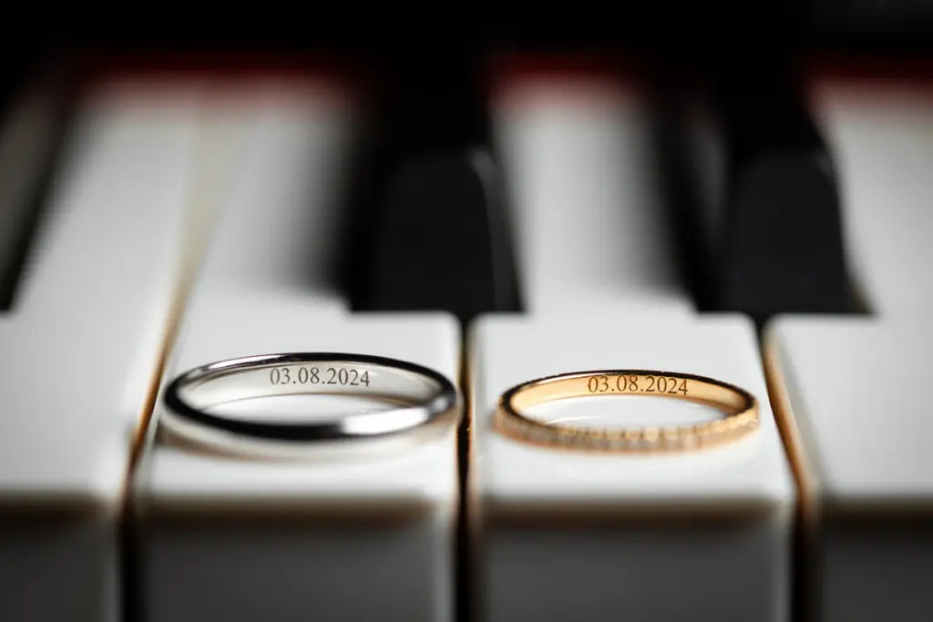Photo d'alliances cr&eacute;atives faites en 2024 sur un piano. Composition r&eacute;alis&eacute;e par le photographe de mariage Antoine OLLIER photographe de mariage en Charente
