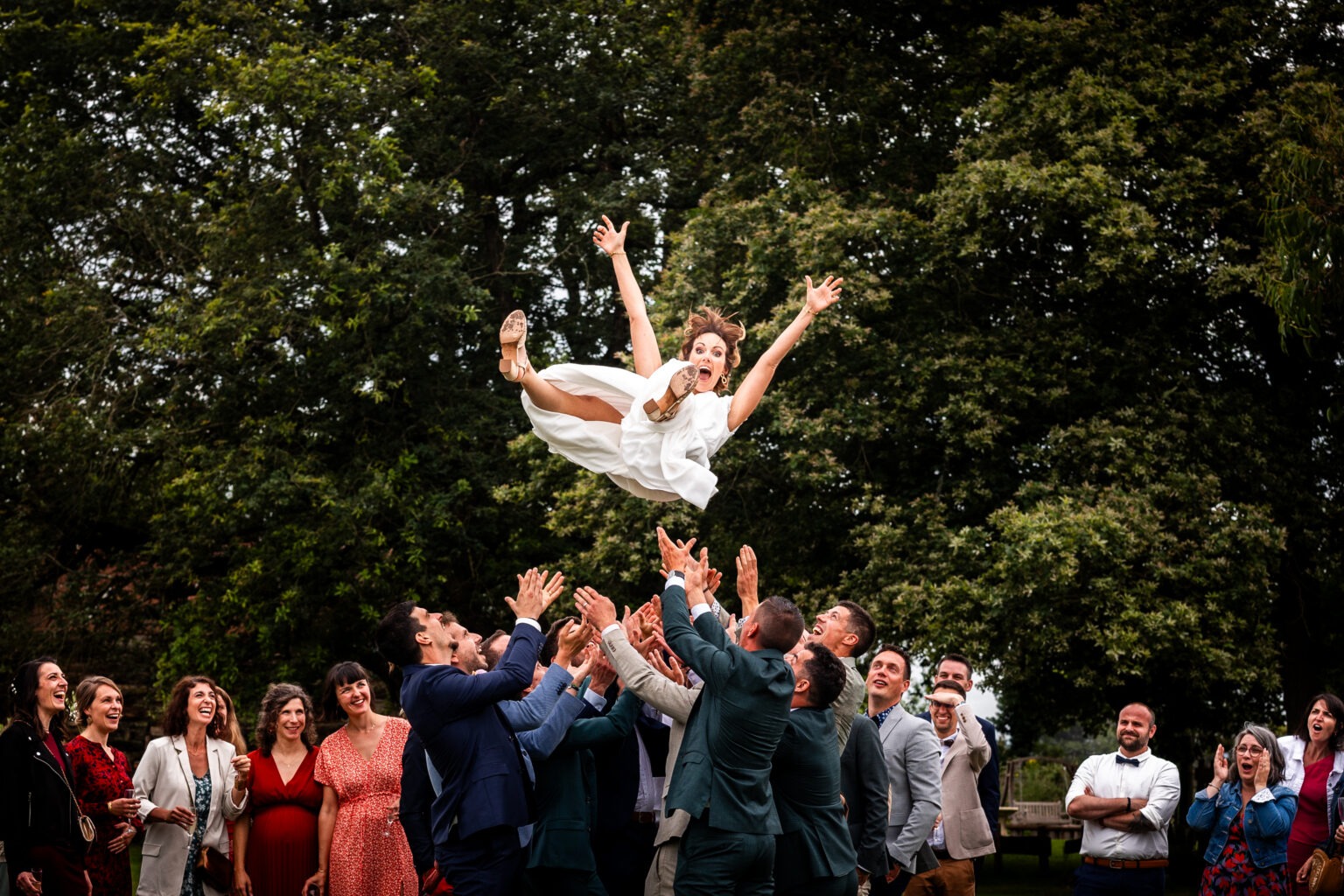 incroyable photo d'une mari&eacute;e jet&eacute;e en l'air lors d'un mariage en charente. Photo r&eacute;alis&eacute;e par le photographe de mariage en Charente Antoine OLLIER