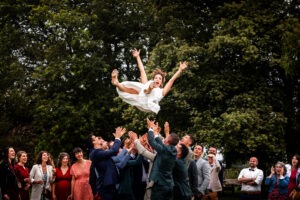 La mariée charentaise est lancée en l'air pour fêter son mariage en Charente