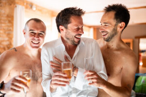 marié avec ses garçons d'honneur à son mariage en Charente