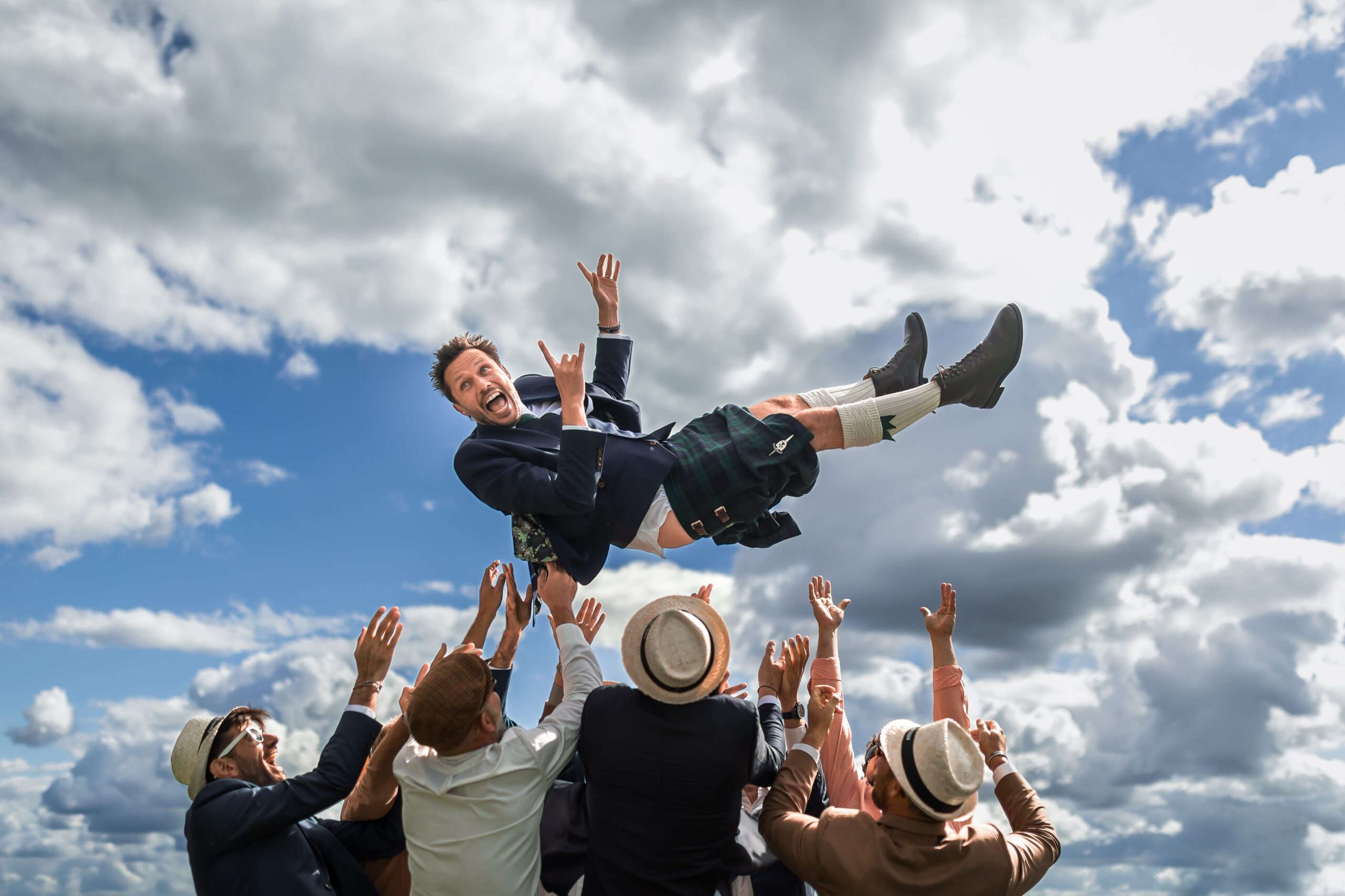 Jeté de marié à son mariage en Charente - photographe mariage Charente