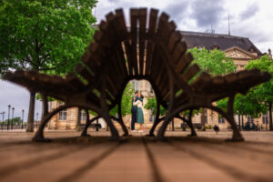 Composition originale pour ce couple de marié charentais lors d'une séance photo avant mariage à Bordeaux