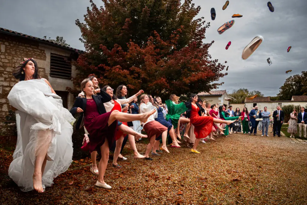 lanc&eacute; de savate de la mari&eacute;e lors de leur cocktail Domaine de la Fontchaudi&egrave;re &agrave; Angoul&ecirc;me 16 - Photo r&eacute;alis&eacute;e par antoine OLLIER Photographe de mariage en Charente