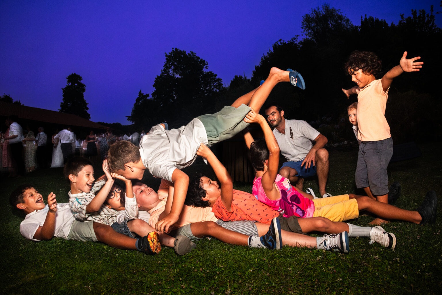 Photo incroyable d'enfants qui font un paquito sur un mariage en Charente &agrave; Cognac au quai des pontis - photo r&eacute;alis&eacute;e par le photographe de mariage Antoine OLLIER