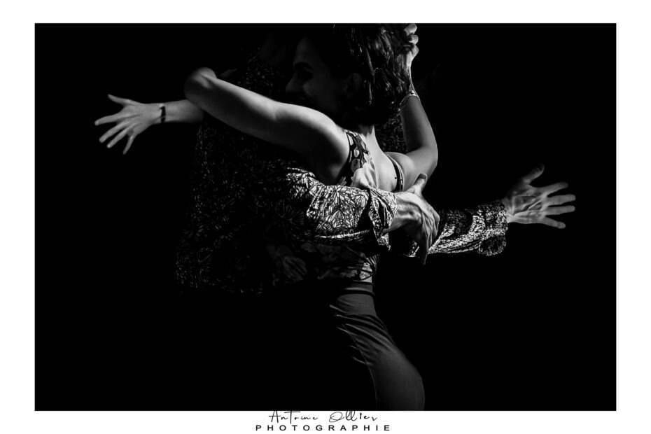 Couple de danseurs enlassés avec un second couple en arrière plan . Photo de tango réalisée par Antoine OLLIER