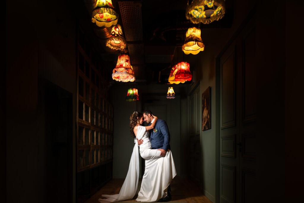 couple de mariés dans un château en Charente (16) sous des lumières