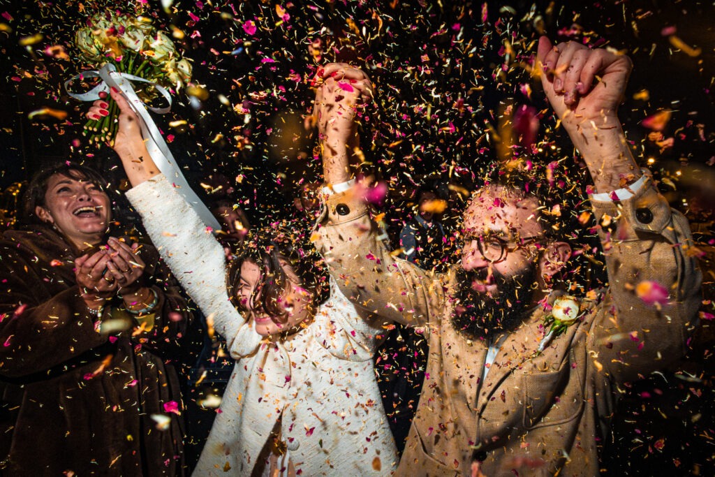 photo de mariés sous des confetis scène de joie lors de leur mariage en Charente