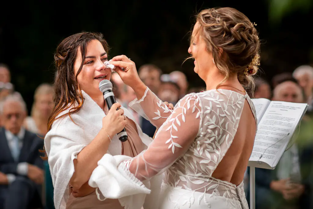 T&eacute;moin &eacute;mue aux larmes lors de son discours sur un mariage en charente. La mari&eacute;e s&egrave;che les larmes de son amie et t&eacute;moin.