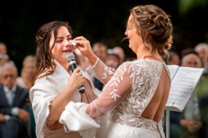 photo d'une témoin qui pleure pendant son discours lors d'un mariage en Charente - photo réalisée par antoine ollier, photographe mariage en Charente