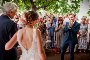 émotion du marié qui découvre sa femme lors de leur mariage en Charente - photo réalisée par Antoine OLLIER photographie