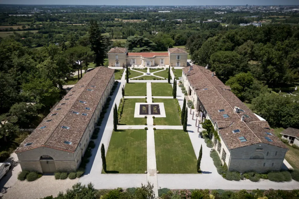 photo a&eacute;rienne du ch&acirc;teau Gassies &agrave; Cot&eacute; de Bordeaux, ch&acirc;teau haut de gamme &agrave; 1 heure de la charente. Photo r&eacute;alis&eacute;e par Antoine OLLIEr photographe de mariage en Charente