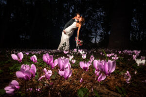 Photo de couple lors d'un mariage en Charente au Domaine de Bélise (16). Couple devant des cyclamens