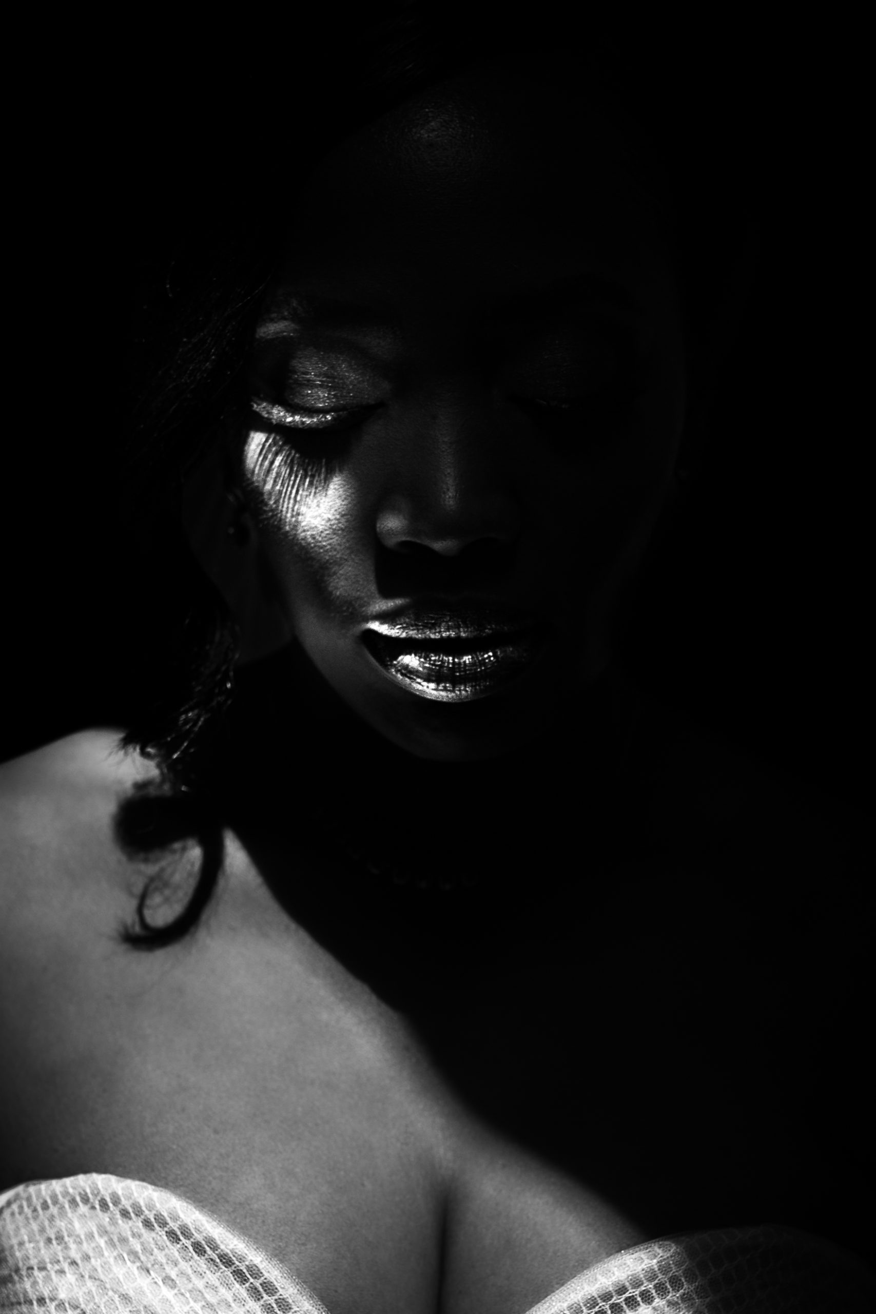 Un portrait élégant d'une mariée en Charente, photo en noir et blanc qui met en valeur les lèvres et les cils de la mariée. Une photo réalisée par Antoine OLLIER, photographe de mariage en Charente