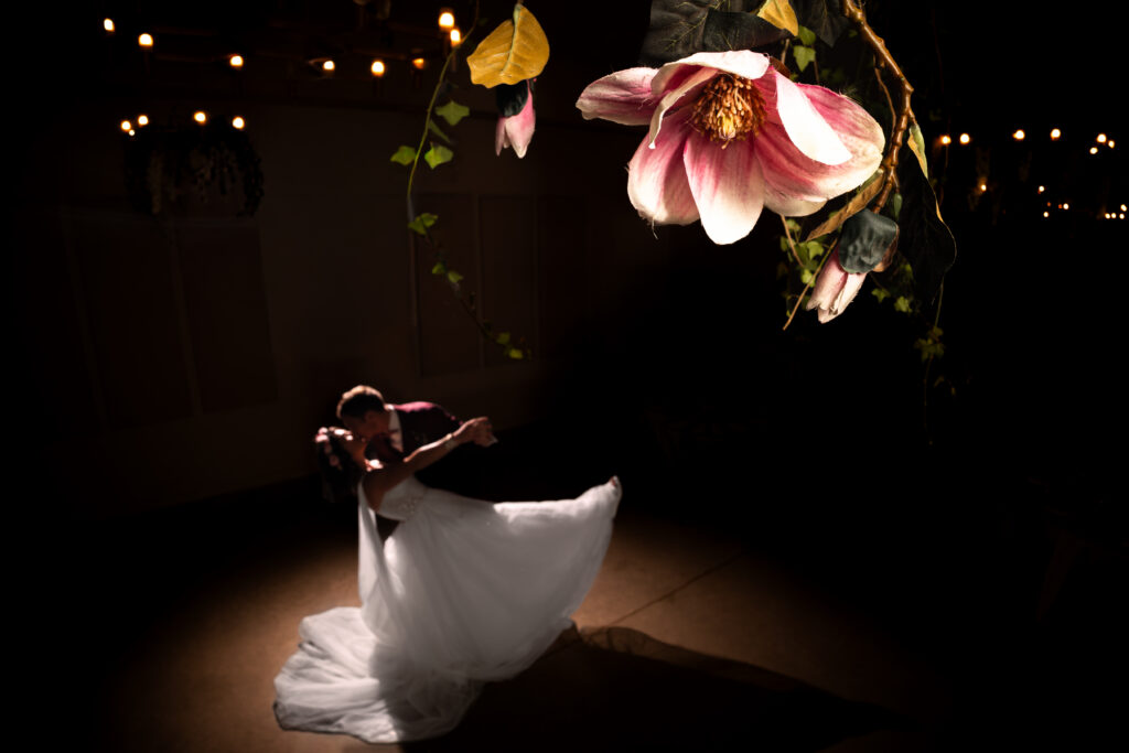 Couple de mariés à leur ouverture de bal qui dansent à leur mariage en Charente au domaine de la fontchaudière