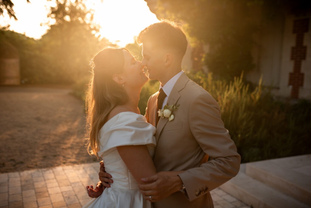 Couple de mariés qui s'embrassent au château de la Pouyade en Charente à côté d'Angoulême