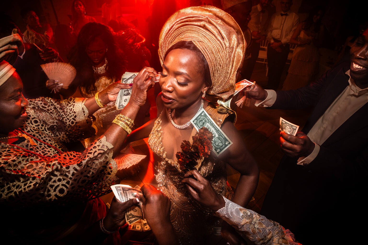 moment de soir&eacute;e au ch&acirc;teau Gassies &agrave; Bordeaux, la mari&eacute;e est entour&eacute;e de ses proches qui la couvre de billets