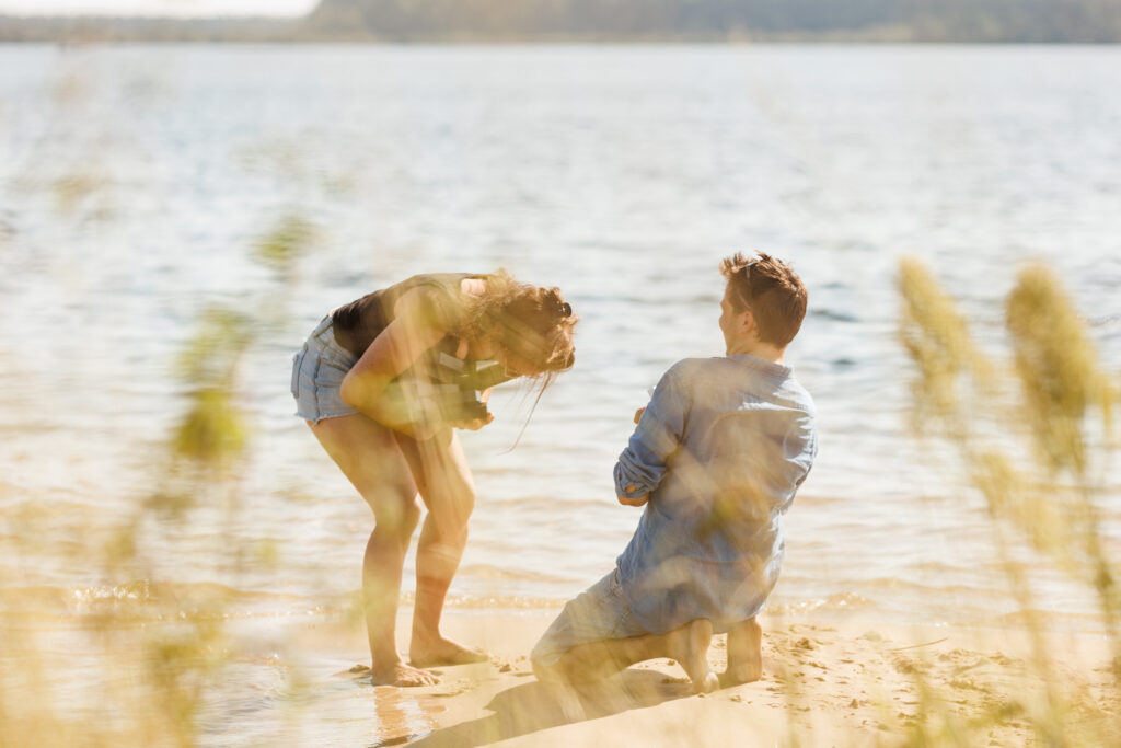 demande en mariage sur la plage de lacanau lac