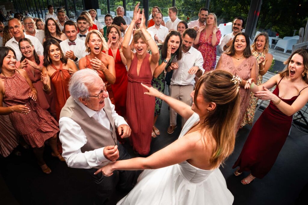 Cette photo est issue d'un mariage en charente au domaine de la pouyade. Le grand père de la mariée danse au milieu des invités avec sa petite fille