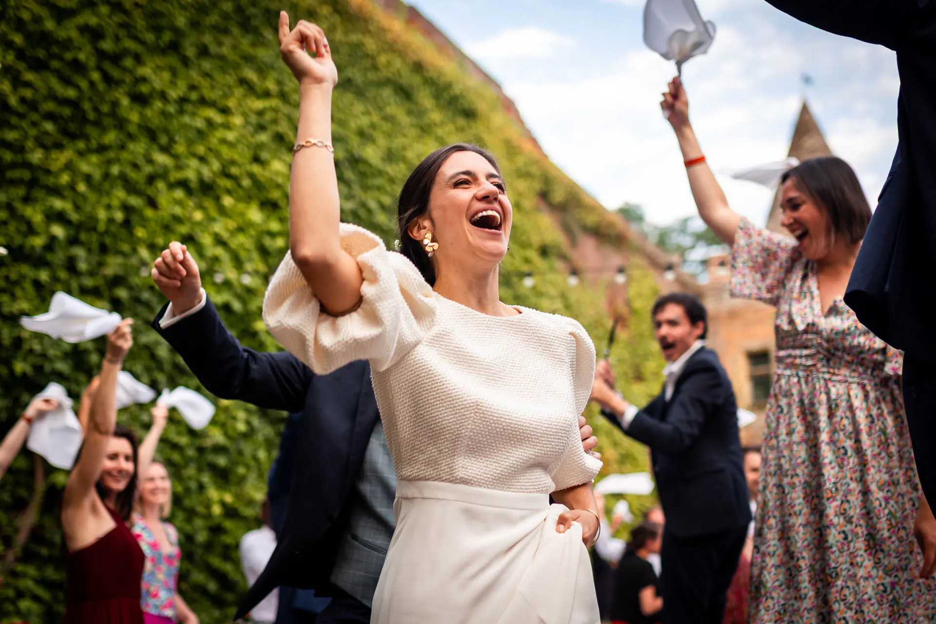 Mariée heureuse qui arrive à son mariage en Charente au diner