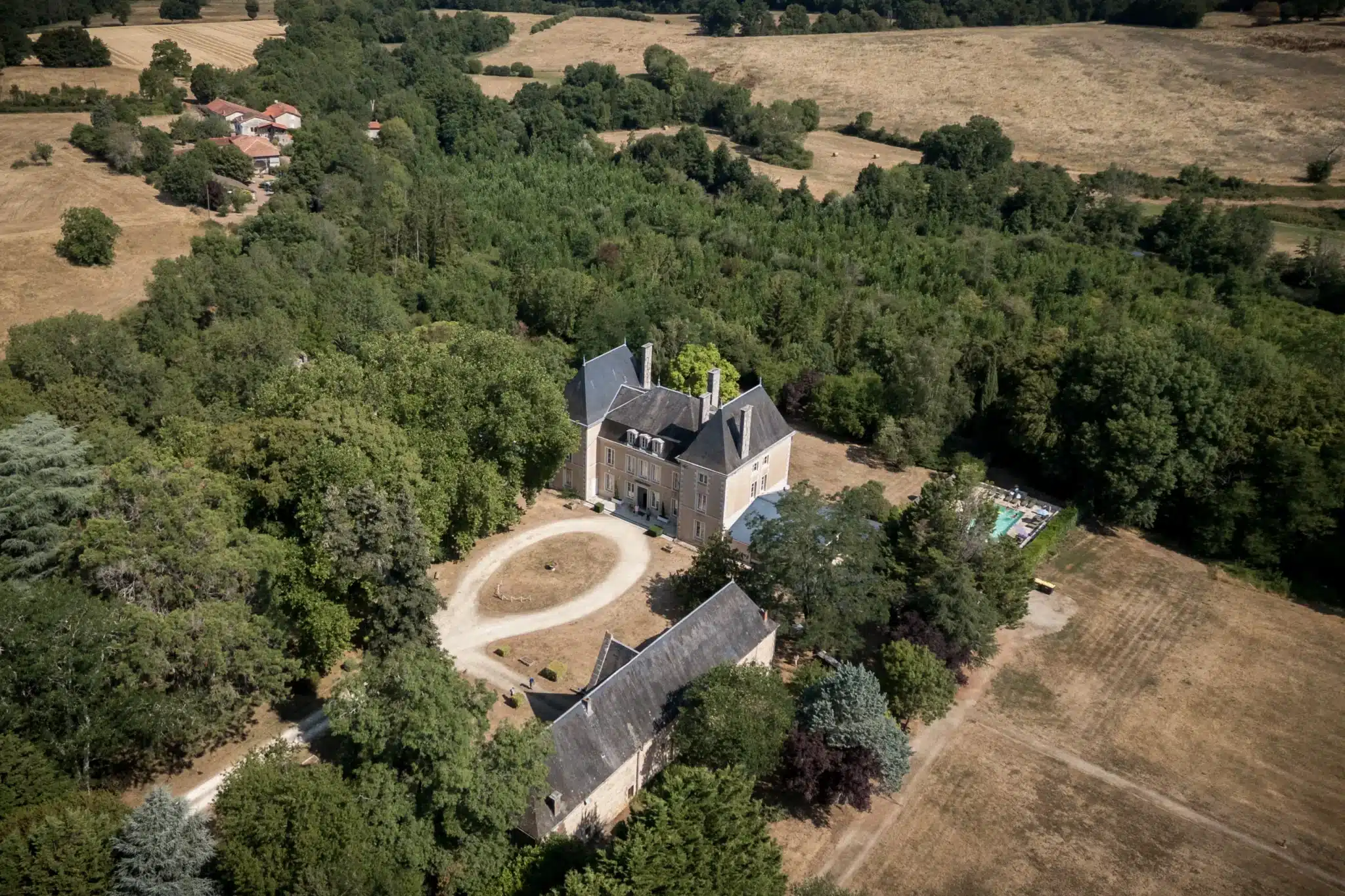 Image aérienne du château de la Borderie en Charente