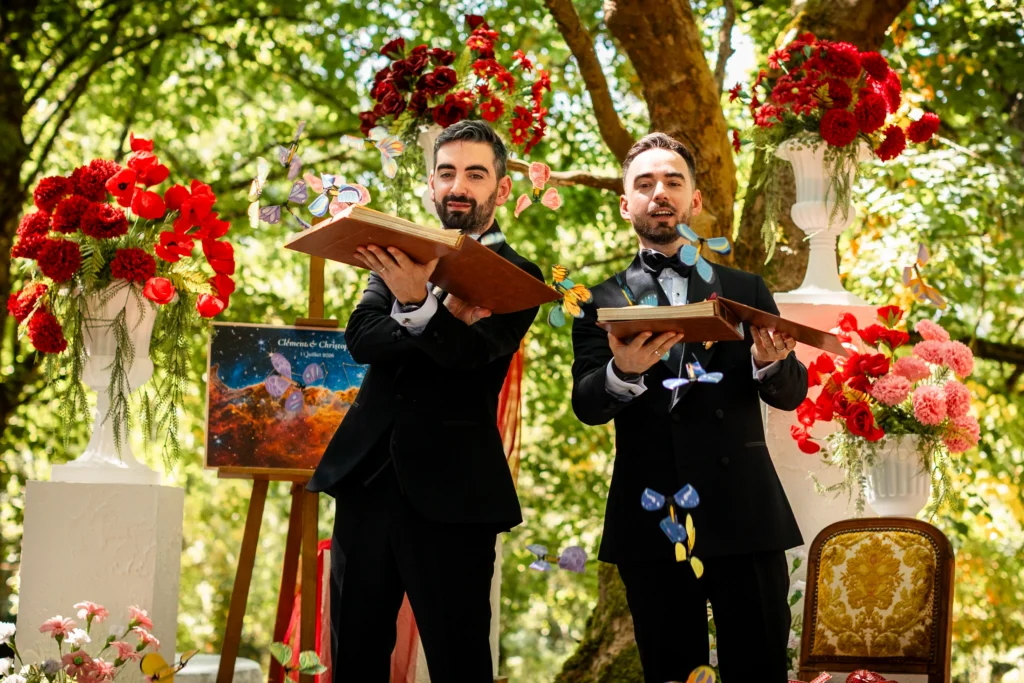 Les mariés ouvrent des livres à la fin de leur cérémonie laïque de mariage qui contiennent des papillons en papier et qui s'envolent.