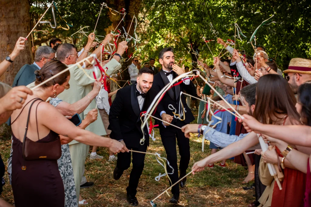 Scène d'ambiance lors de la sortie des mariés de leur cérémonie au château de la Borderie en Charente