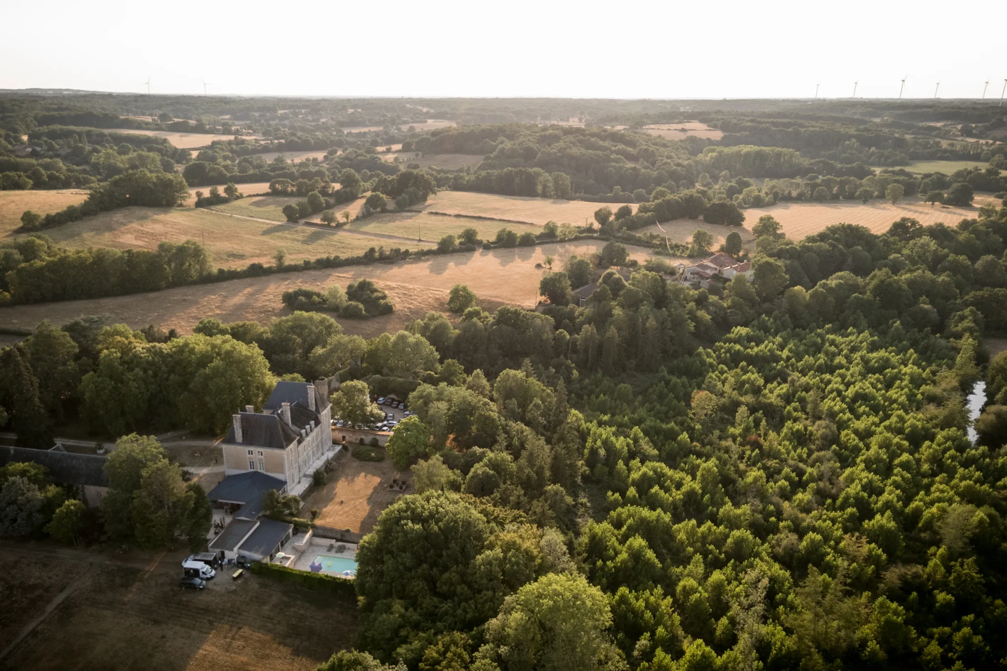 Photo aérienne au coucher de soleil au château de la Borderie en Charente
