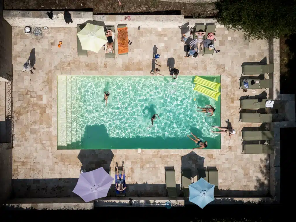 Vue aérienne de la piscine du château de la Borderie