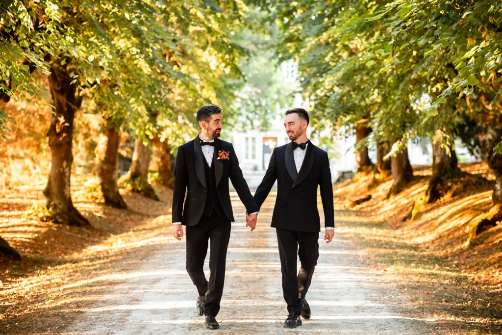 Photo de couple dans l'allée du château de la borderie en Charente