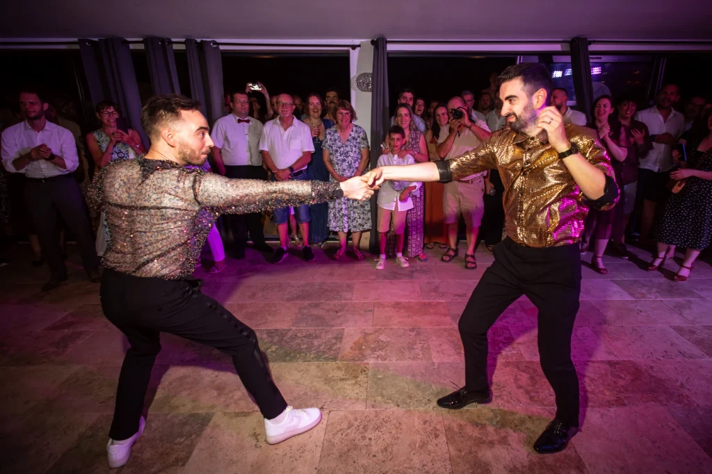 Les deux mariés sur le dance floor au château de la Borderie en Charente