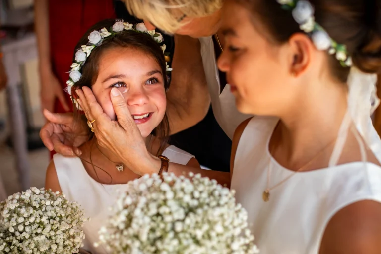 Image magnifique d'une petite fille qui pleure lors d'un mariage en Dordogne