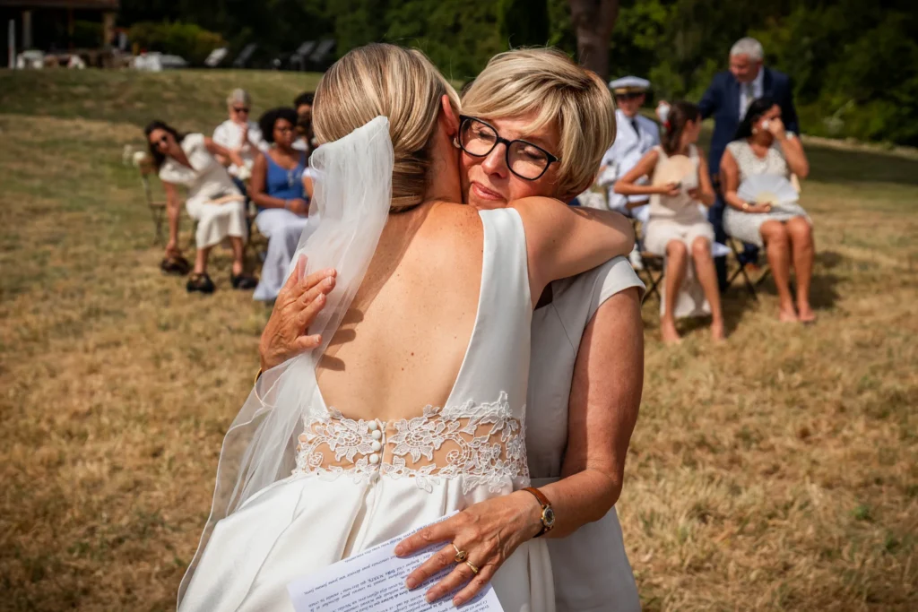 La mariée et sa maman s'étreigne lors de cette cérémonie laïque en Dordogne