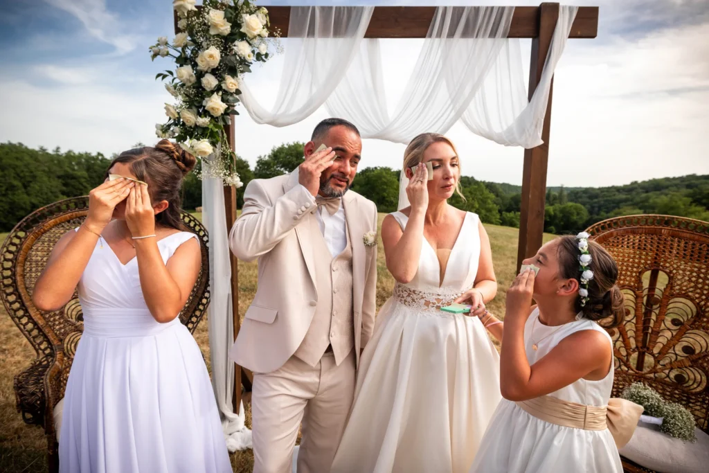 scène drole sur un mariage en Dordogne, les mariés et leur fille qui s'éponge le front par rapport à la forte chaleur de ce mois de juin