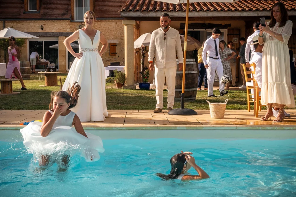 La demoiselle d'honneur se jette dans la piscine pour se rafraichir de cette lourde canicule qui s'abat sur ce mariage en Dordogne