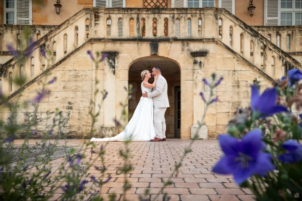 Portrait d'un couple de marié lors de leur mariage en Dordogne dans le jardin au Domaine de la Rocque 