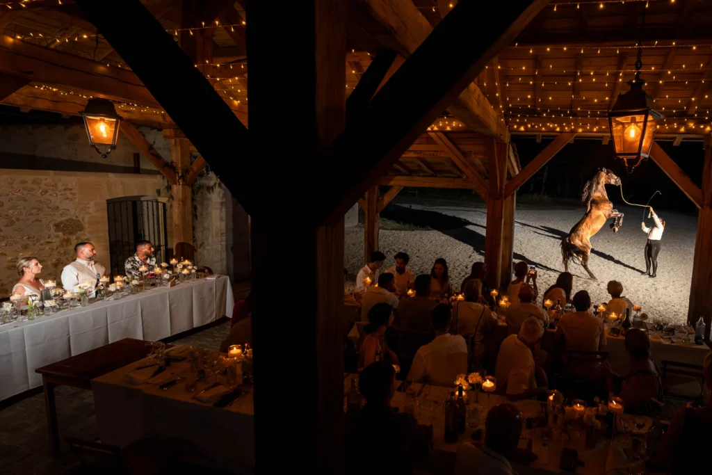 Photo très spectaculaire d'un cheval qui se cabre lors d'un diner extérieur de mariage en Dordogne