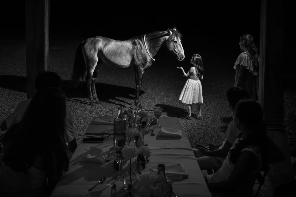 Scène tendre entre un cheval et une enfant lors d'un mariage en Dordogne