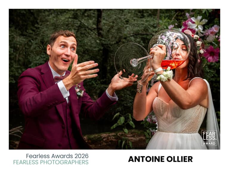 Photographie récompensée par un Fearless Award réalisée par Antoine Ollier, photographe de mariage en Charente, lors d'une cérémonie où les mariés partagent un immense verre de Spritz.